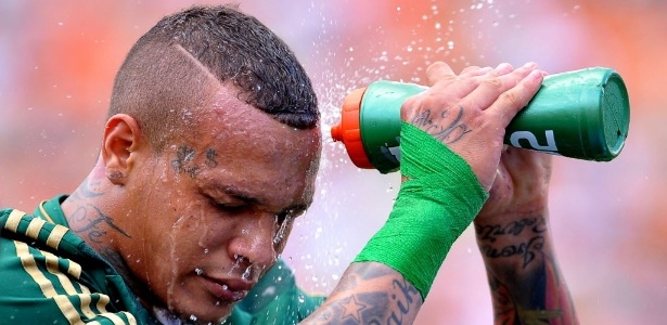 15.03.14 - França levanta após choque que deu susto na torcida do Palmeiras em jogo contra a Ponte Preta - Reinaldo Canato/UOL - Reinaldo Canato/UOL