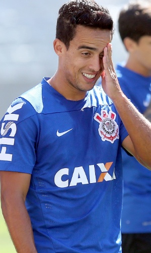 15.mar.2014 - Jadson (dir.) marcou o primeiro gol do rachão no treino do Corinthians no Itaquerão