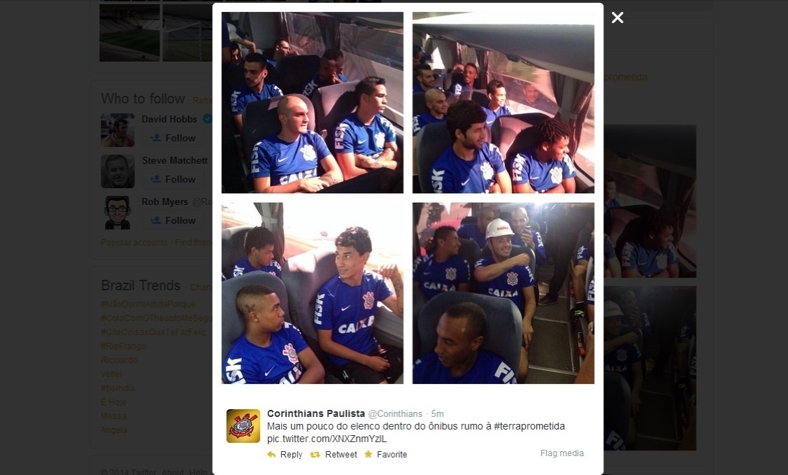 15.mar.2014 - Jogadores do Corinthians partem para treino no Itaquerão - Reprodução/Twitter