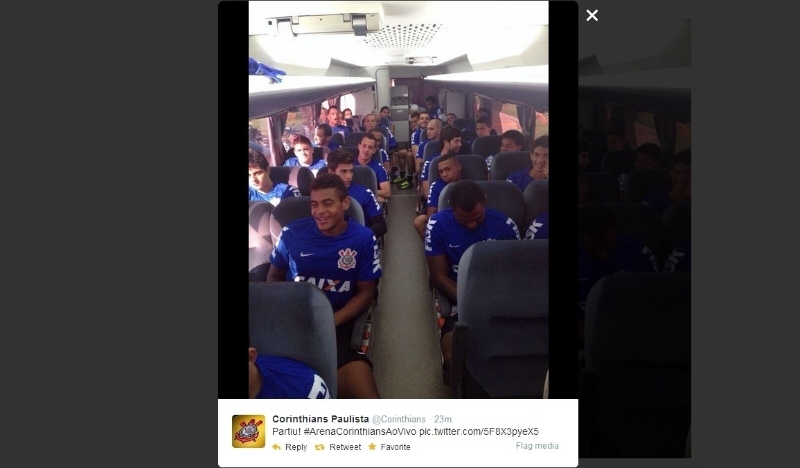 15.mar.2014 - Jogadores do Corinthians partem para treino no Itaquerão - Reprodução/Twitter