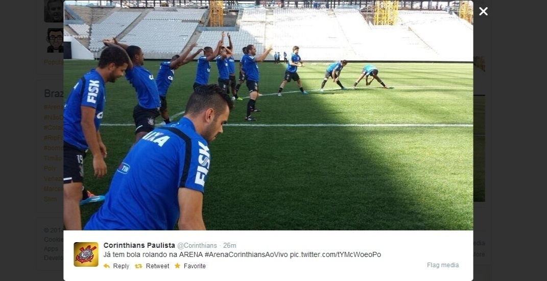 15.mar.2014 - Jogadores fazem aquecimento no gramado do Itaquerão, que ainda está em obras com término previsto para 15 de abril - Reprodução/Twitter