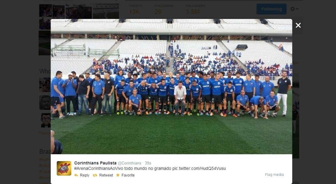 15.mar.2014 - Jogadores fazem primeira foto posada ao lado de Andrés Sanchez no gramado do Itaquerão - Reprodução/Twitter