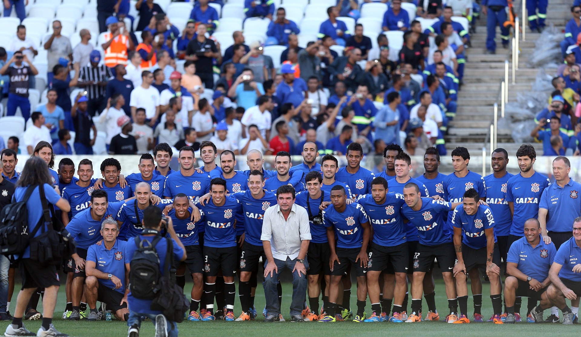 15.mar.2014 - Jogadores fazem primeira foto posada ao lado de Andrés Sanchez no gramado do Itaquerão - Flavio Florido/UOL