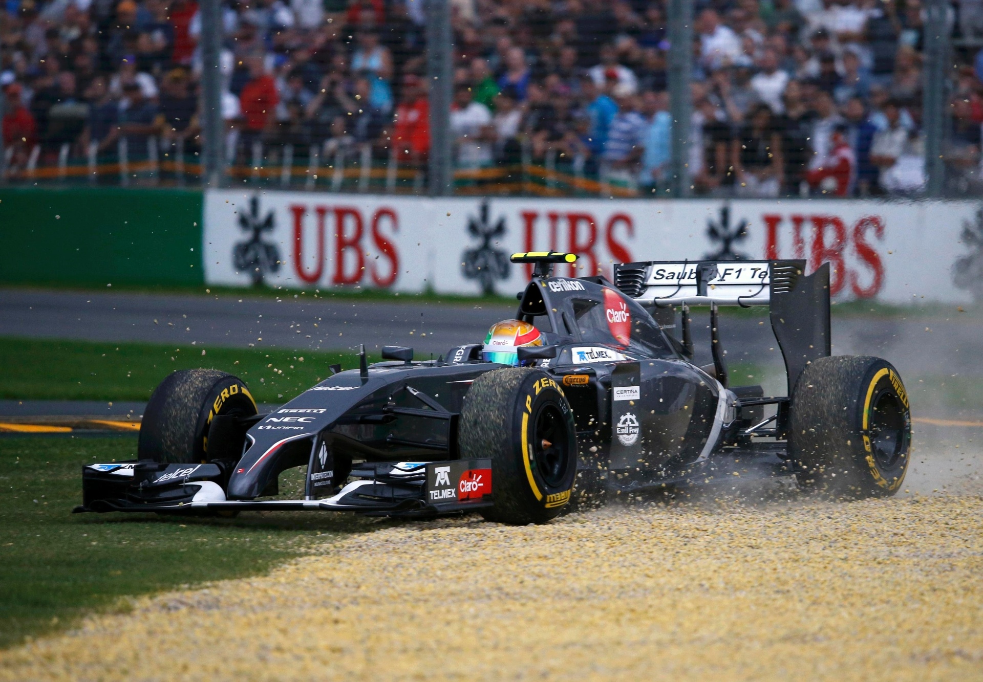 15.mar.2014 - Pista escorregadia causou muitas derrapagens dos pilotos e Esteban Gutierrez, da Sauber, foi uma vítima - REUTERS/Jason Reed
