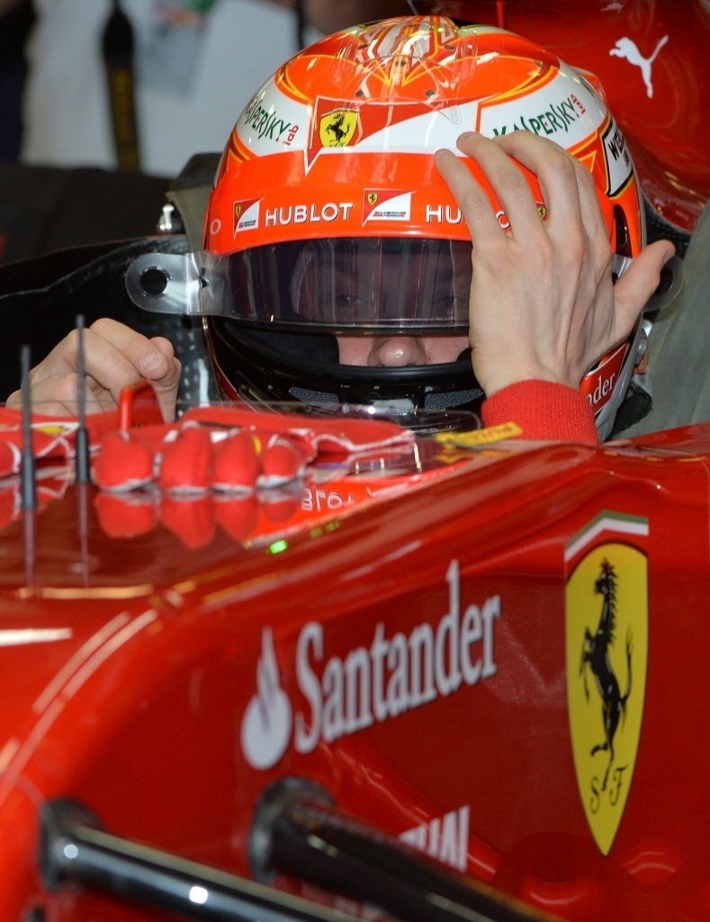 15.mar.2014 - Kimi Raikkonen se prepara para ir à pista em Melbourne neste sábado - Paul Crock/AFP