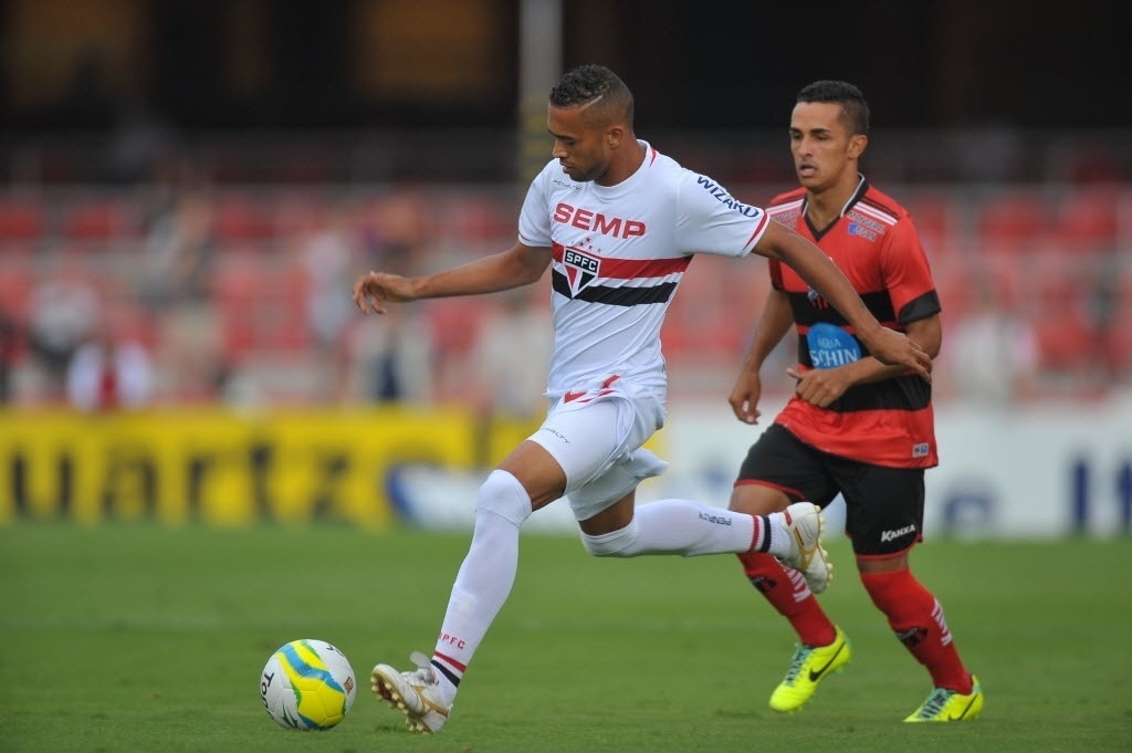16.03.14 - Luis Ricardo faz jogada na partida entre São Paulo e Ituano pelo Campeonato Paulista - Reinaldo Canato/UOL
