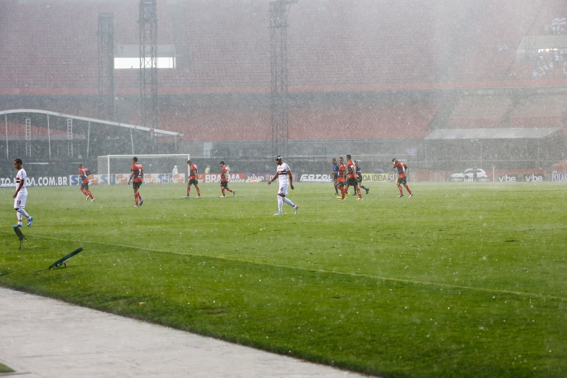 16.03.14 - Forte chuva de granizo interrompeu por alguns minutos a partida entre São Paulo e Ituano - Piervi Fonseca/AGIF