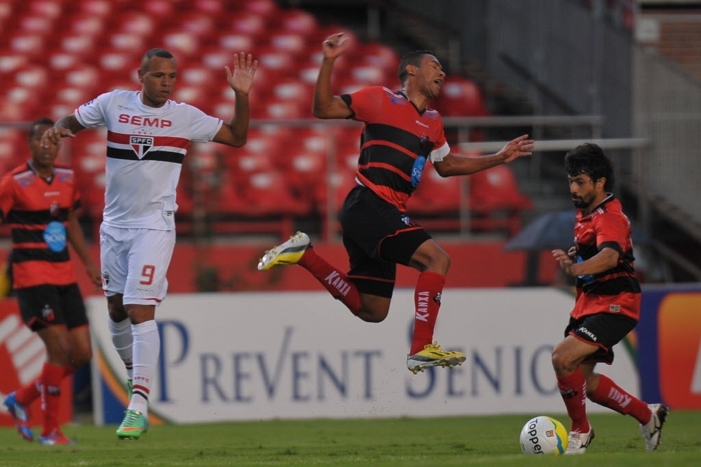 16.03.14 - Luis Fabiano comete falta em jogador do Ituano na partida do São Paulo pelo Campeonato Paulista - Reinaldo Canato/UOL