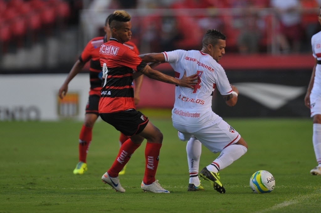 16.03.14 - Rafael Silva e Antônio Carlos disputam bola na partida entre São Paulo e Ituano pelo Campeonato Paulista - Reinaldo Canato/UOL