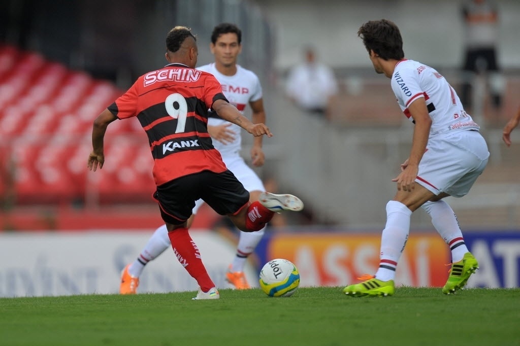 16.03.14 - Rodrigo Caio e Ganso cercam atacante do Ituano na partida do São Paulo pelo Paulistão - Reinaldo Canato/UOL
