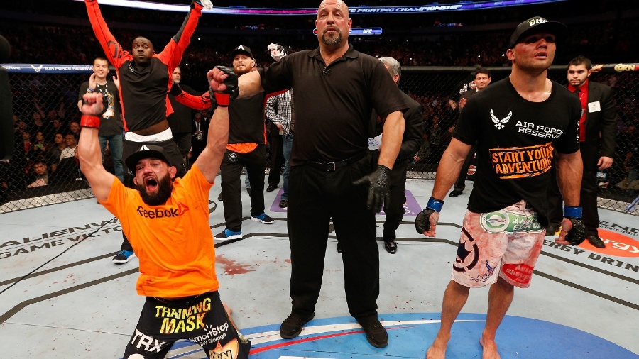 16.03.2014 - Johny Hendricks vibra ao ser anunciado como novo campeão dos meio-médios do UFC - Josh Hedges/Zuffa LLC