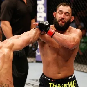 16.04.2014 - Robbie Lawler acerta golpe no rosto de Johny Hendricks na luta principal do UFC 171 - Josh Hedges/Zuffa LLC