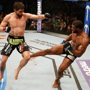 16.04.2014 - Tyron Woodley acerta chuta na perna esquerda de Carlos Condit durante luta pelo UFC 171 - Josh Hedges/Zuffa LLC