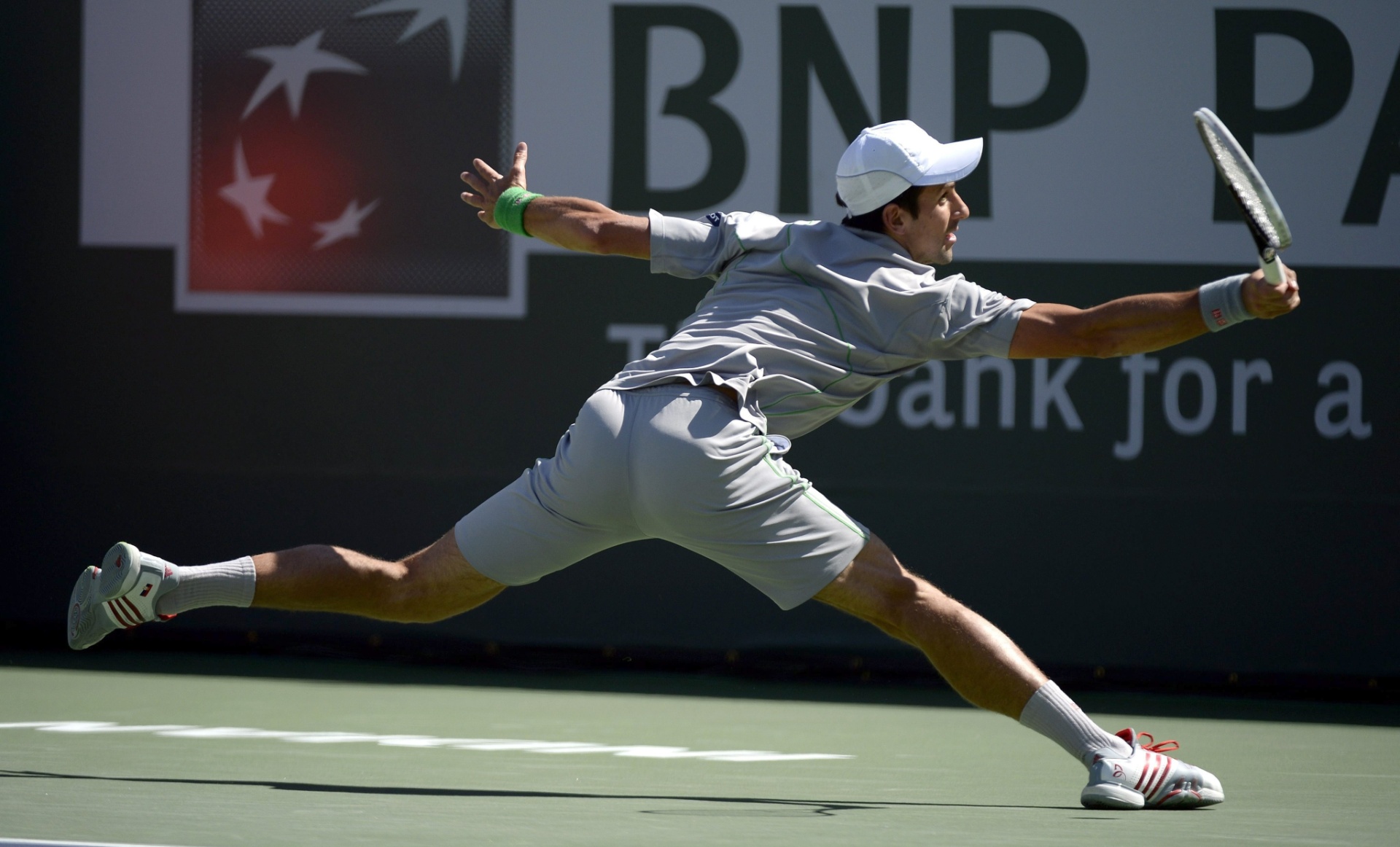 16.mar.2014 - Djokovic rebate jogada de Federer na final masculina em Indian Wells. O sérvio é segundo melhor do mundo - EFE/EPA/MICHAEL NELSON