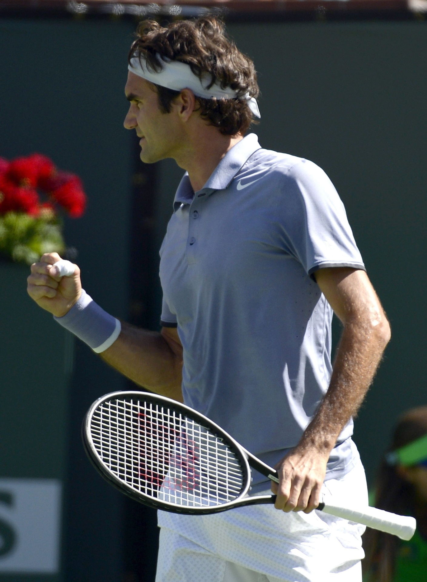 16.mar.2014 - Federer comemora ao vencer o primeiro set, com parciais de 6-3, na partida contra o sérvio Djokovic, em Indian Wells - EFE/EPA/MICHAEL NELSON
