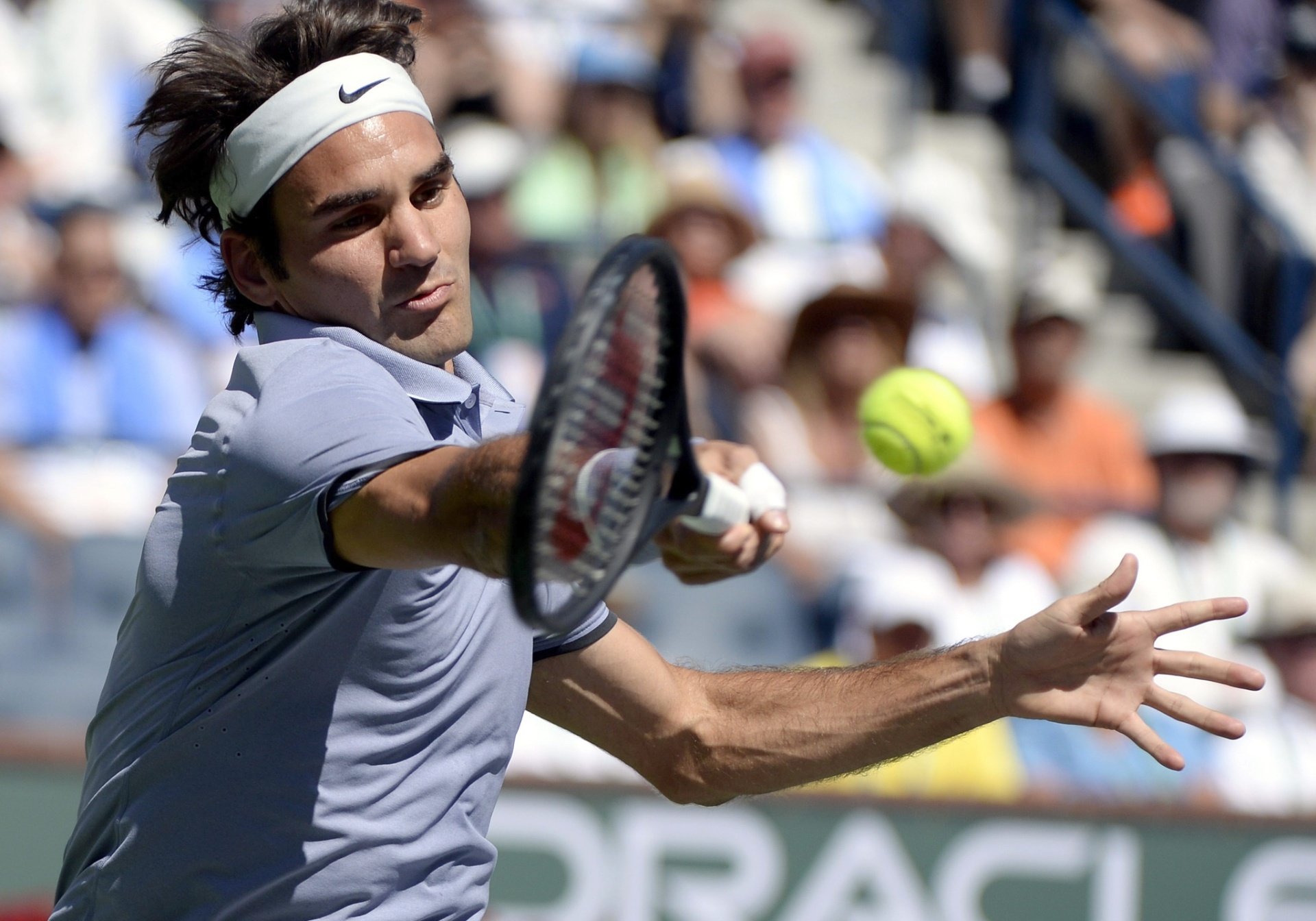 16.mar.2014 - Roger Federer enfrenta Novak Djokovic na final do BNP Paribas Open, em Indian Wells - EFE/EPA/MICHAEL NELSON