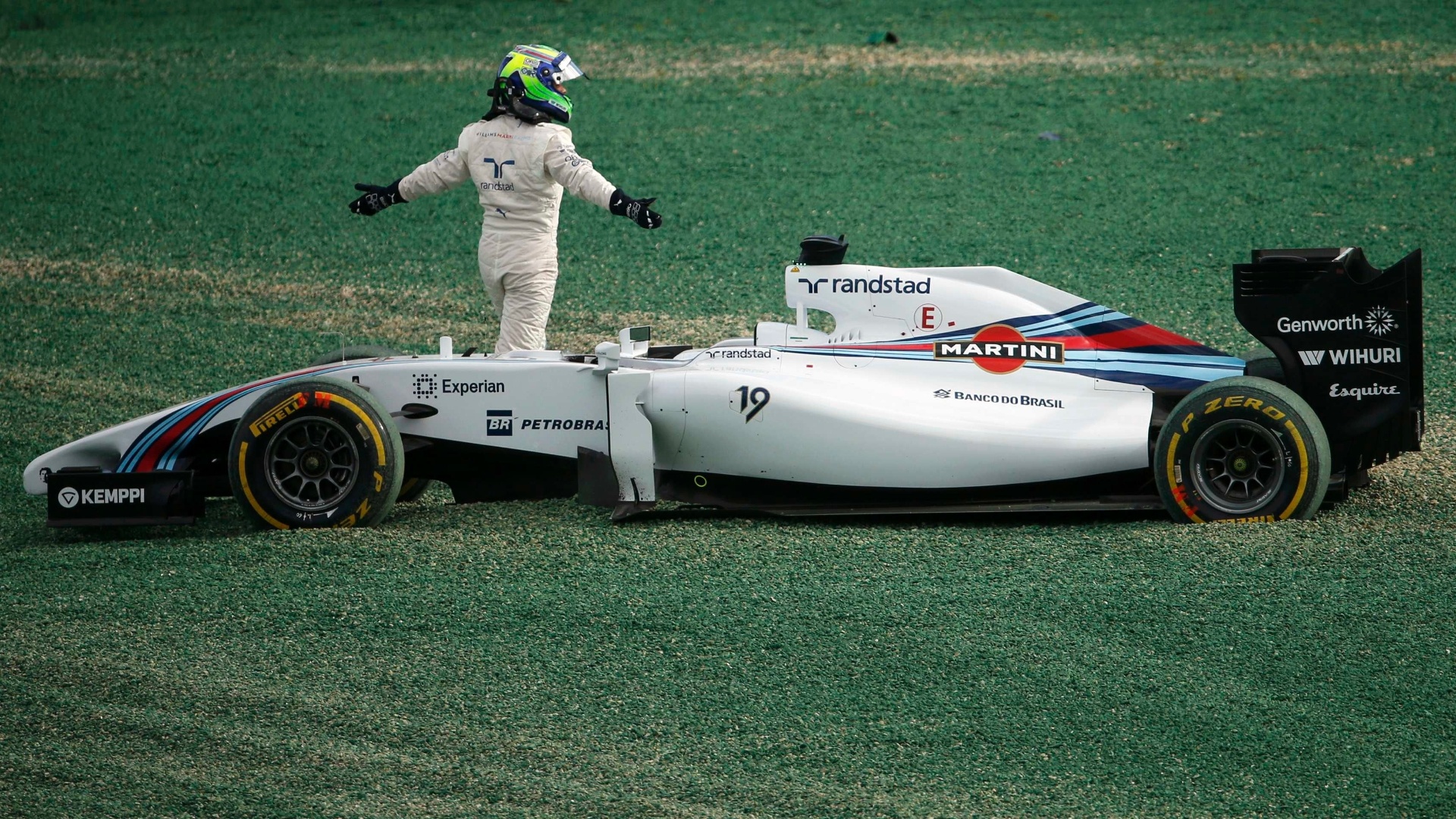 Irritado com batida de Kobayashi, Felipe Massa gesticula após sair de seu carro; piloto precisou abandonar a corrida - REUTERS/Jason Reed