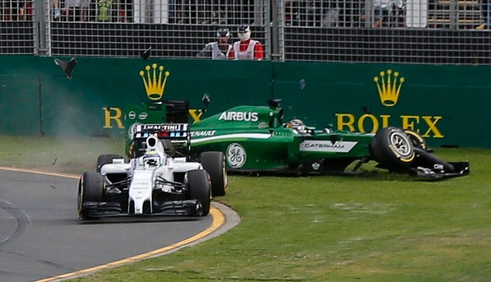 Kobayashi acertou a traseira de Felipe Massa após a largada e ambos tiveram que abandonar a corrida - REUTERS/Jason Reed