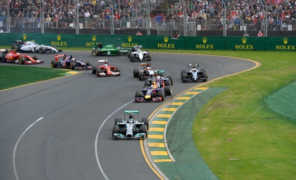 Largada do GP Austrália teve batida. Kobayashi acertou a traseira do carro de Felipe Massa e ambos tiveram que abandonar a corrida - AFP PHOTO / WILLIAM WEST