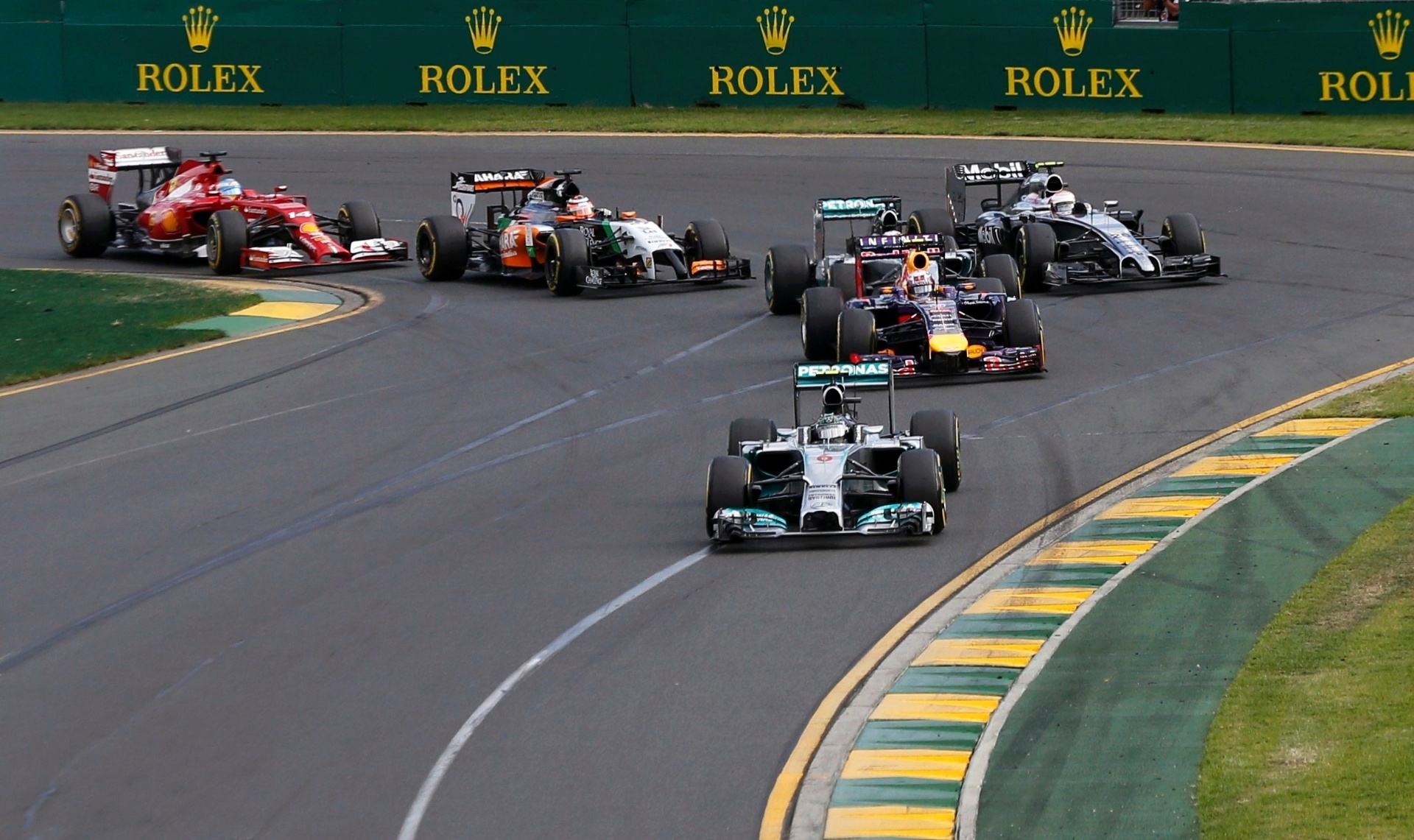 Nico Rosberg aproveitou a largada para assumir a primeira posição no GP da Austrália - REUTERS/Jason Reed