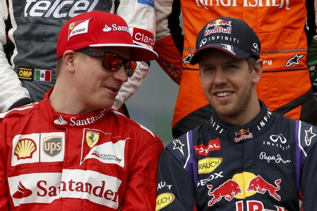 Raikkonen e Vettel aguardam tradicional registro fotográfico nesta abertura da temporada da F1 - REUTERS/Jason Reed