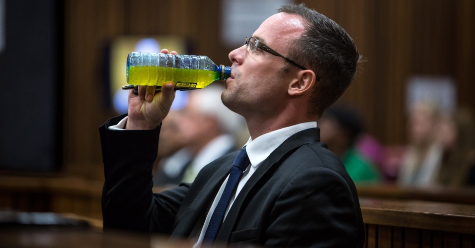 17.mar.2014 - Oscar Pistorius se hidrata durante o 11º dia do julgamento pela morte da modelo Reeva Steenkamp