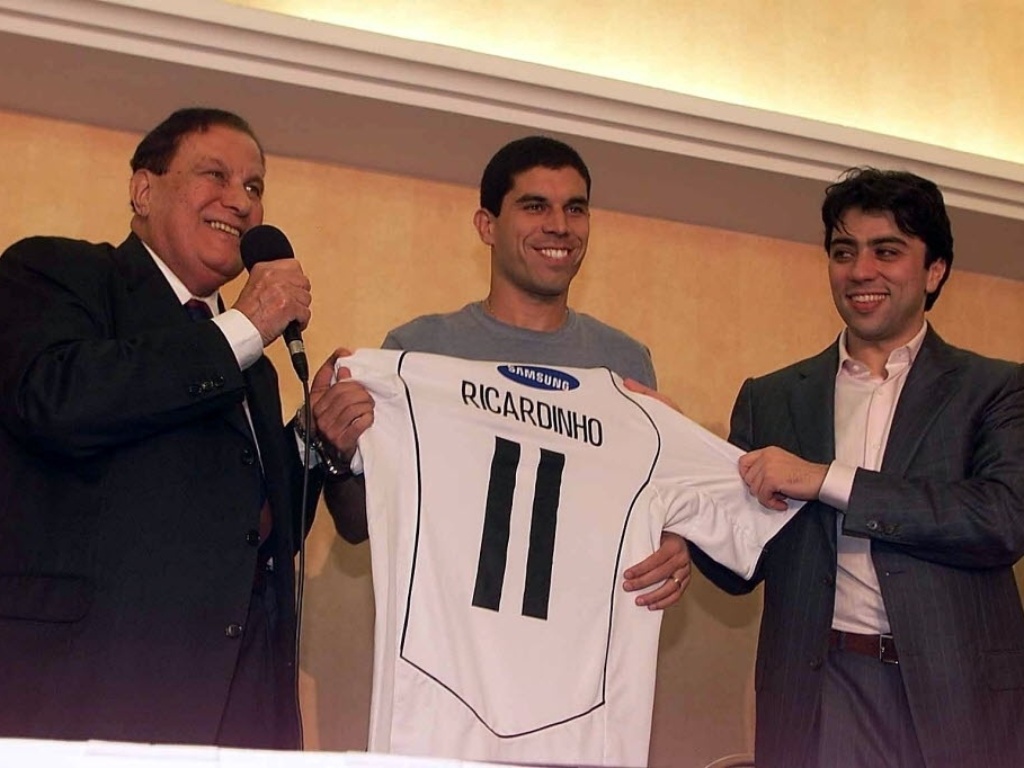 Kia apresenta Ricardinho em 2006 ao lado de Dualib - Folhapress