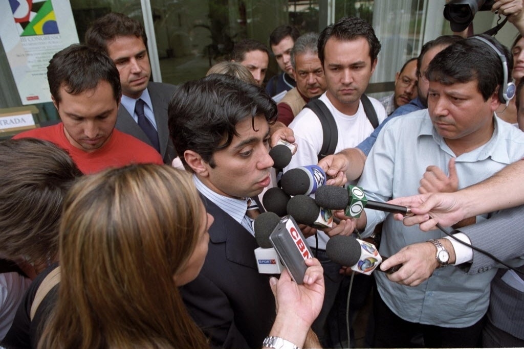 Kia é cercado por repórteres no período da parceria entre MSI e Corinthians - Diego Padgurschi/Folhapress