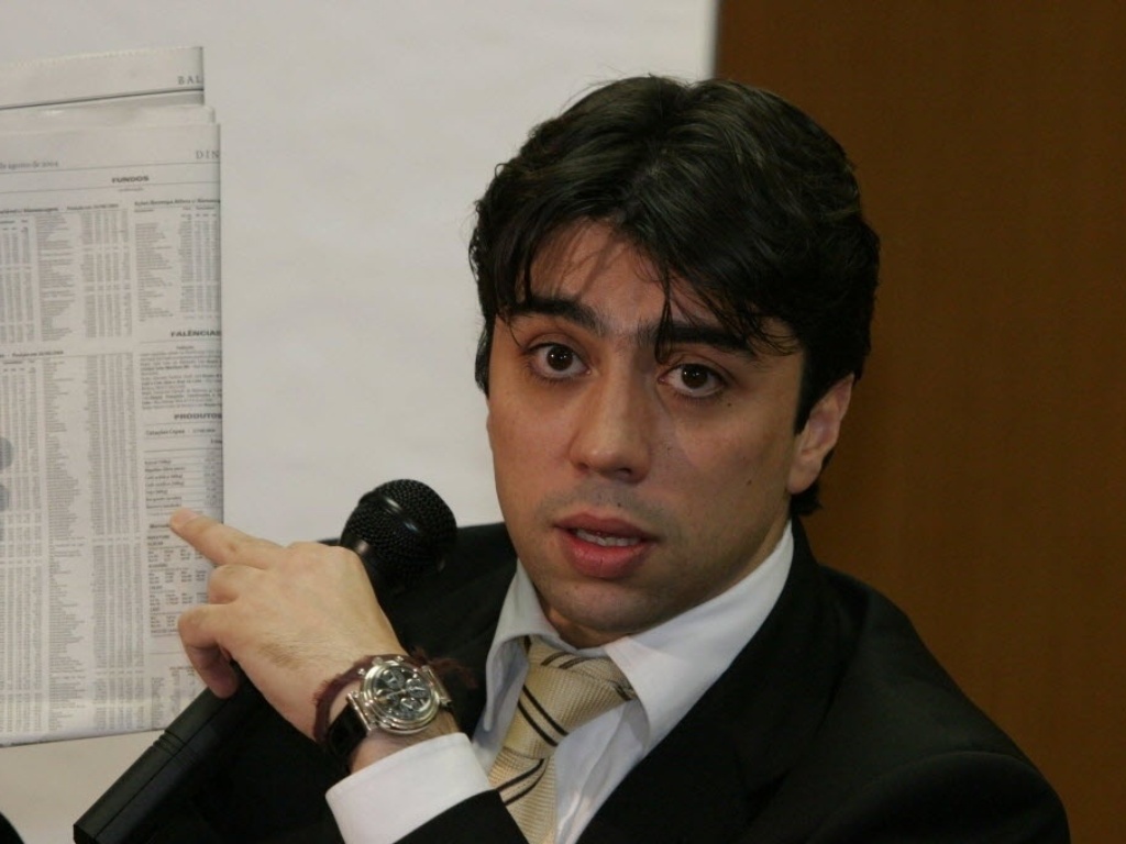 Kia hoje vive em Londres e agencia jogadores, entre os quais alguns da seleção brasileira - Folhapress