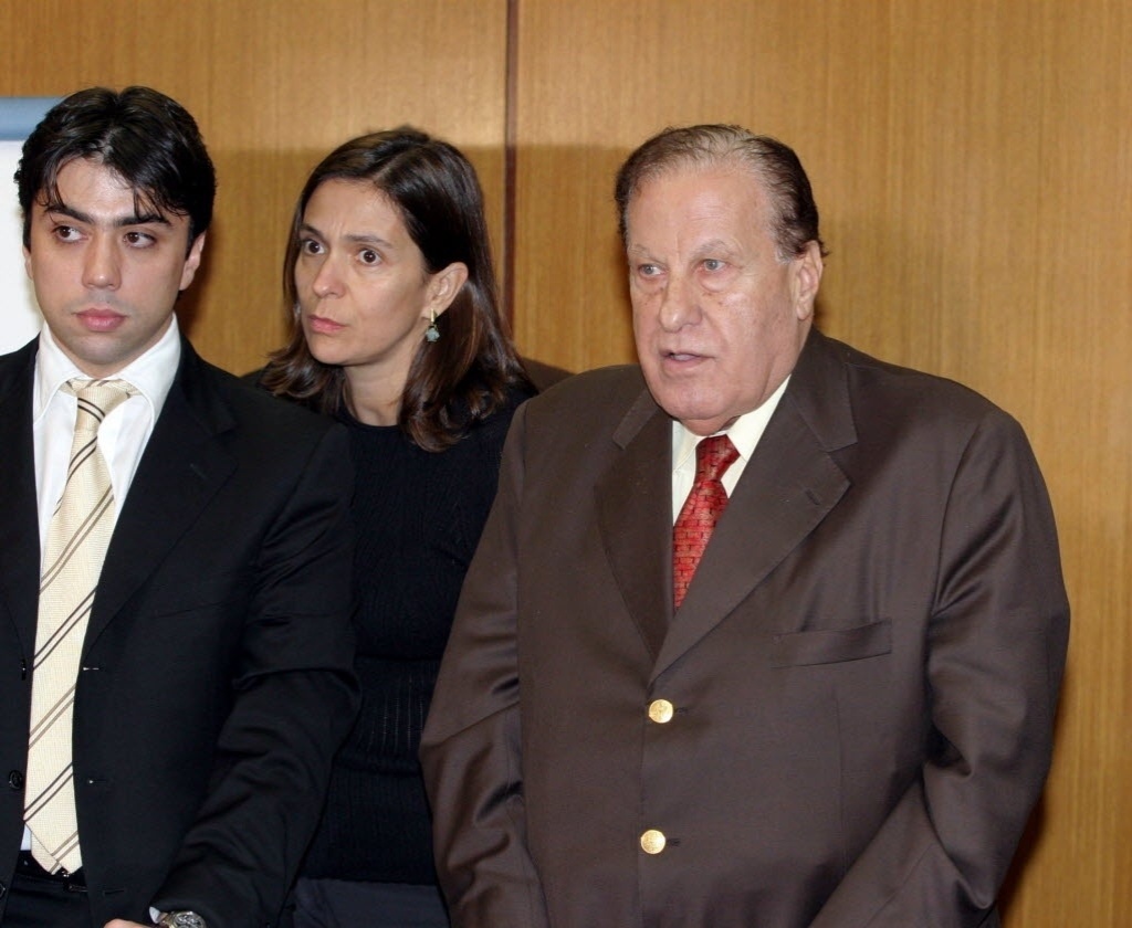 Kia Joorabchian com intérprete e Alberto Dualib, em 2005 - Folhapress