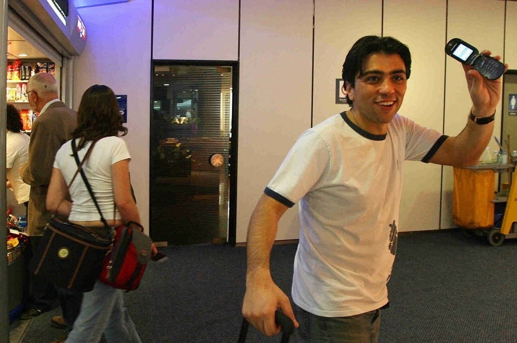 Kia Joorabchian (MSI) no embarque para SP, depois do jogo River Plate 3 x 2 Corinthians em 2006 - Folhapress