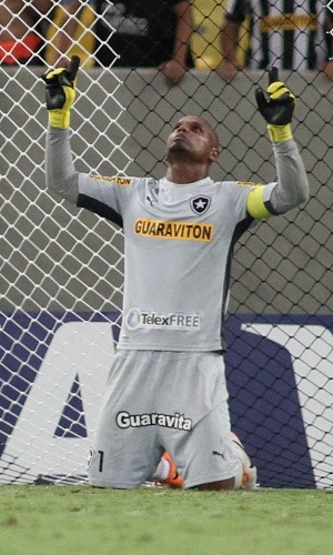 18.03.14 - Jeferson reza após vitória do Botafogo sobre o Independiente Del Valle pela Libertadores