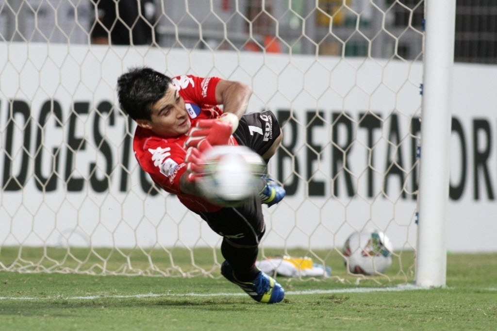 19.mar.2014 - Goleiro do Nacional, Ignacio Don defende pênalti cobrado por Ronaldinho Gaúcho para o Atlético-MG em duelo da Libertadores - EFE/Paulo Fonseca