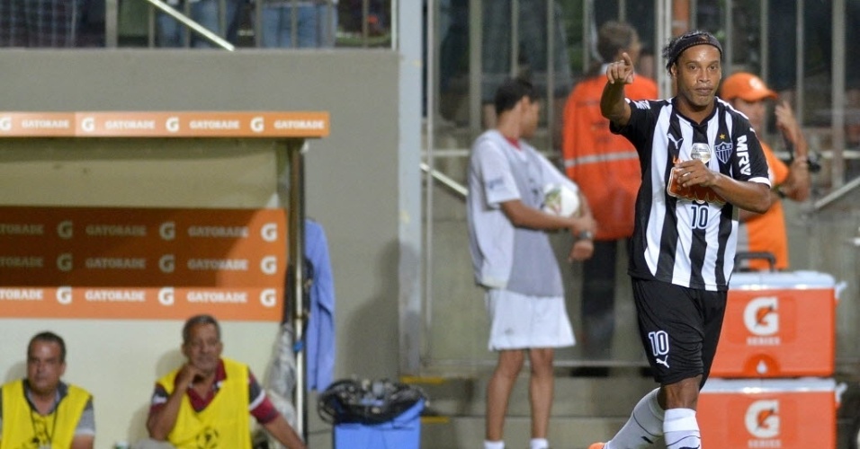 19.mar.2014 - Ronaldinho Gaúcho comemora após converter pênalti e abrir o placar para o Atlético-MG contra o Nacional, do Paraguai