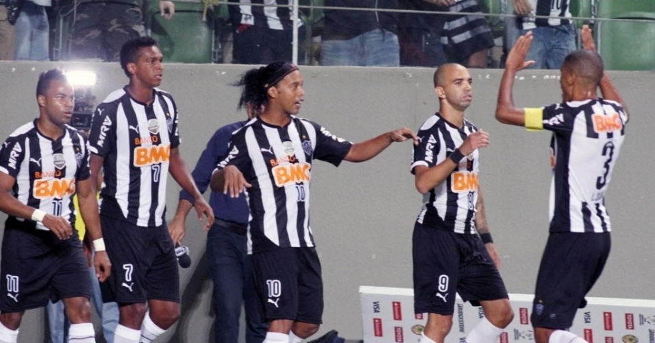 19.mar.2014 - Ronaldinho Gaúcho comemora com seus colegas de equipe após abrir o placar para o Atlético-MG contra o Nacional, do Paraguai