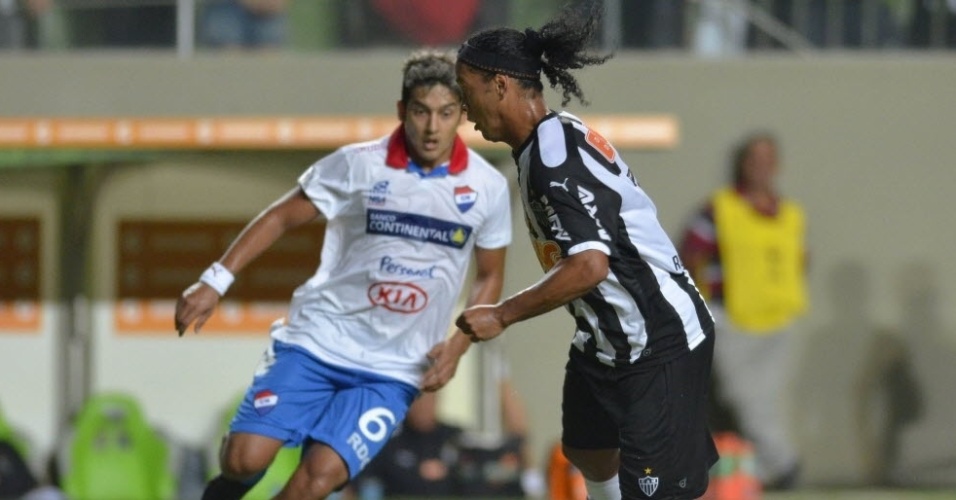 19.mar.2014 - Ronaldinho Gaúcho dribla Silvio Torales, do Nacional, durante jogo válido pela fase de grupos da Libertadores