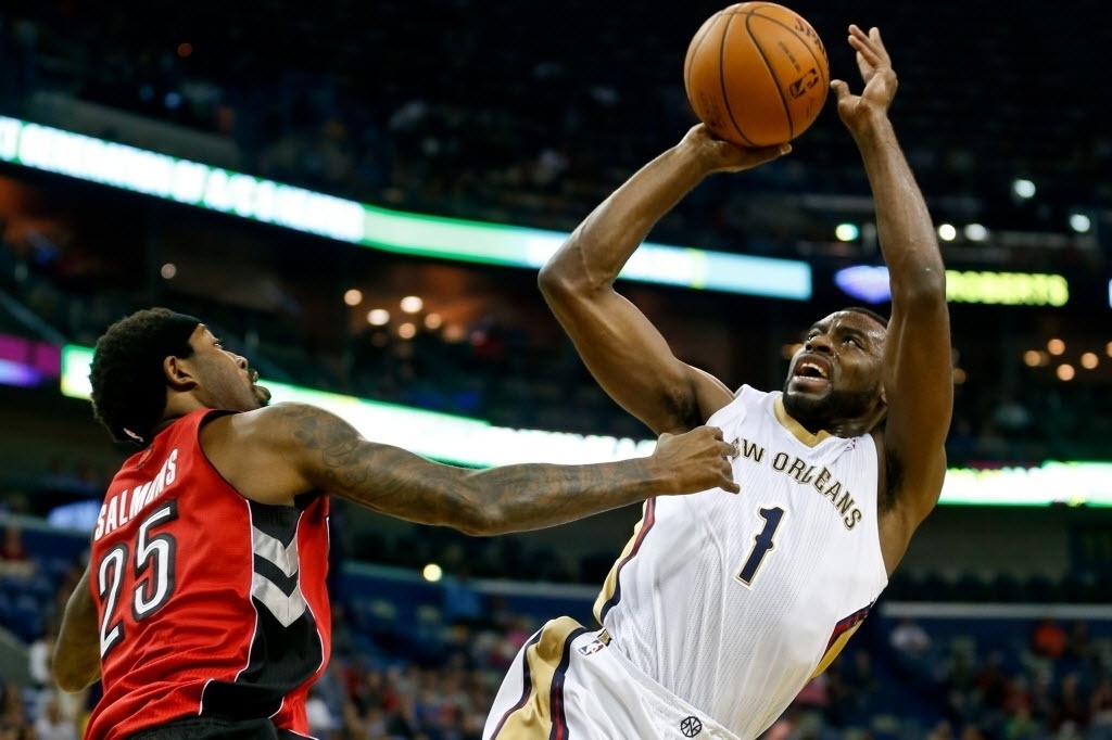 19.mar.2014 - Tyreke Evans, do New Orleans Pelicans, pula para trás para arremessar contra a marcação de John Salmons, do Toronto Raptors