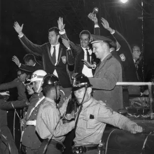 Bellini e Gylmar no carro de bombeiros, comemorando o título da Copa do Mundo de 1962 - undefined