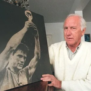 Capitão do primeiro título mundial do Brasil, na Copa de 1958, Bellini morreu de insuficiência respiratória e falência múltipla dos órgãos no dia 20 de março de 2014. Bellini imortalizou o gesto de levantar o troféu após conquista em campo. - undefined