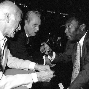 Campeões de mundiais de 1958, Bellini, Gylmar e Pelé conversam na tribuna de honra do Ginásio do Ibirapuera em 1995 - undefined
