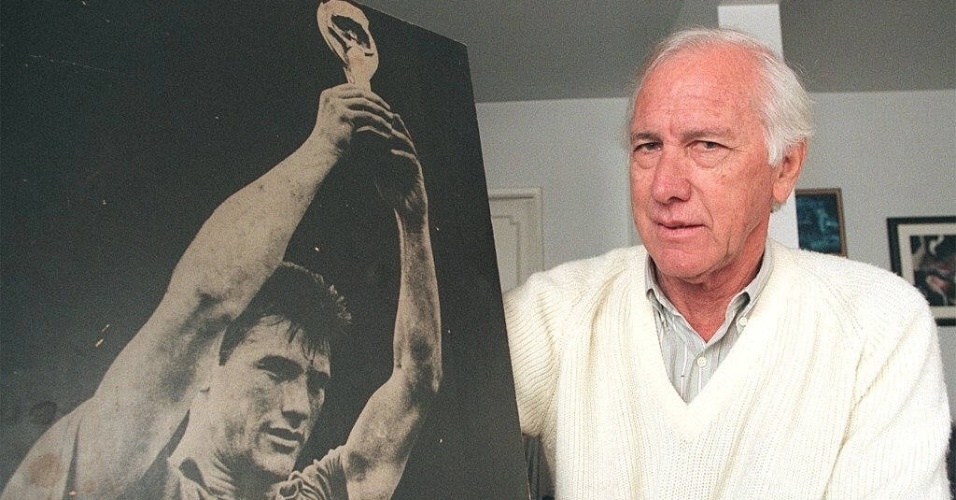 Capitão do primeiro título mundial do Brasil, na Copa de 1958, Bellini morreu aos 83 anos de insuficiência respiratória no dia 20 de março de 2014. O zagueiro imortalizou o gesto de levantar o troféu após um título.