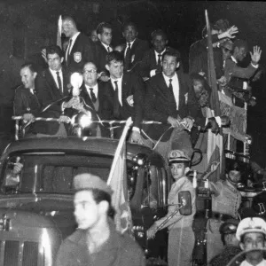 Seleção brasileira desfila em carro de bombeiros ao voltar para o Brasil com a taça da Copa do Mundo de 1962 - undefined