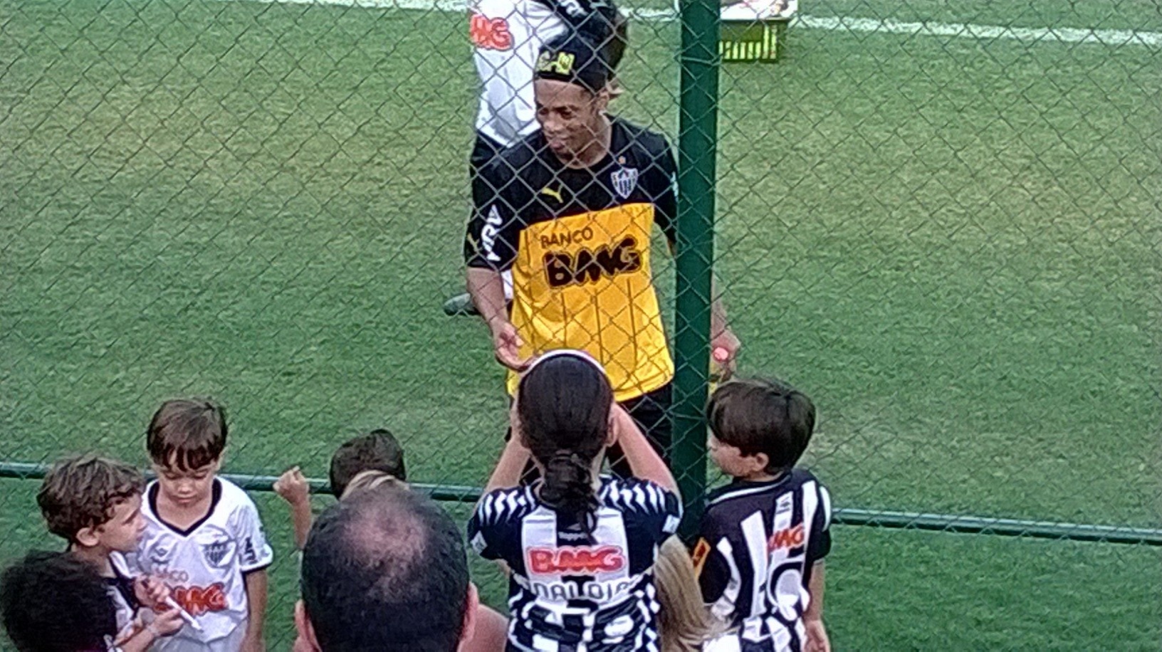 21 mar 2014 - Ronaldinho Gaúcho atende a pequenos torcedores do Atlético-MG, após o treino do time, nesta sexta-feira, na Cidade do Galo