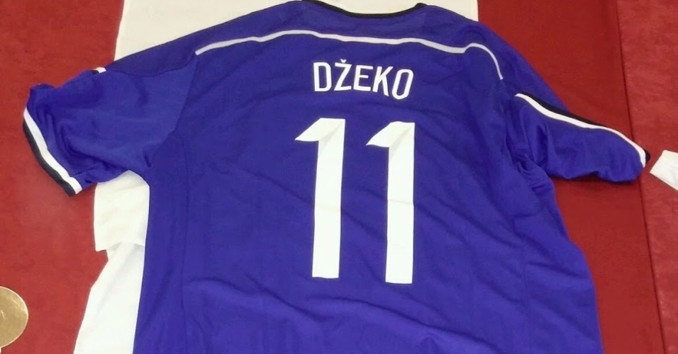 Bósnia-Herzegóvina apresenta novo uniforme da sua seleção para a Copa do Mundo após trocar o patrocínio da Legea pela Adidas