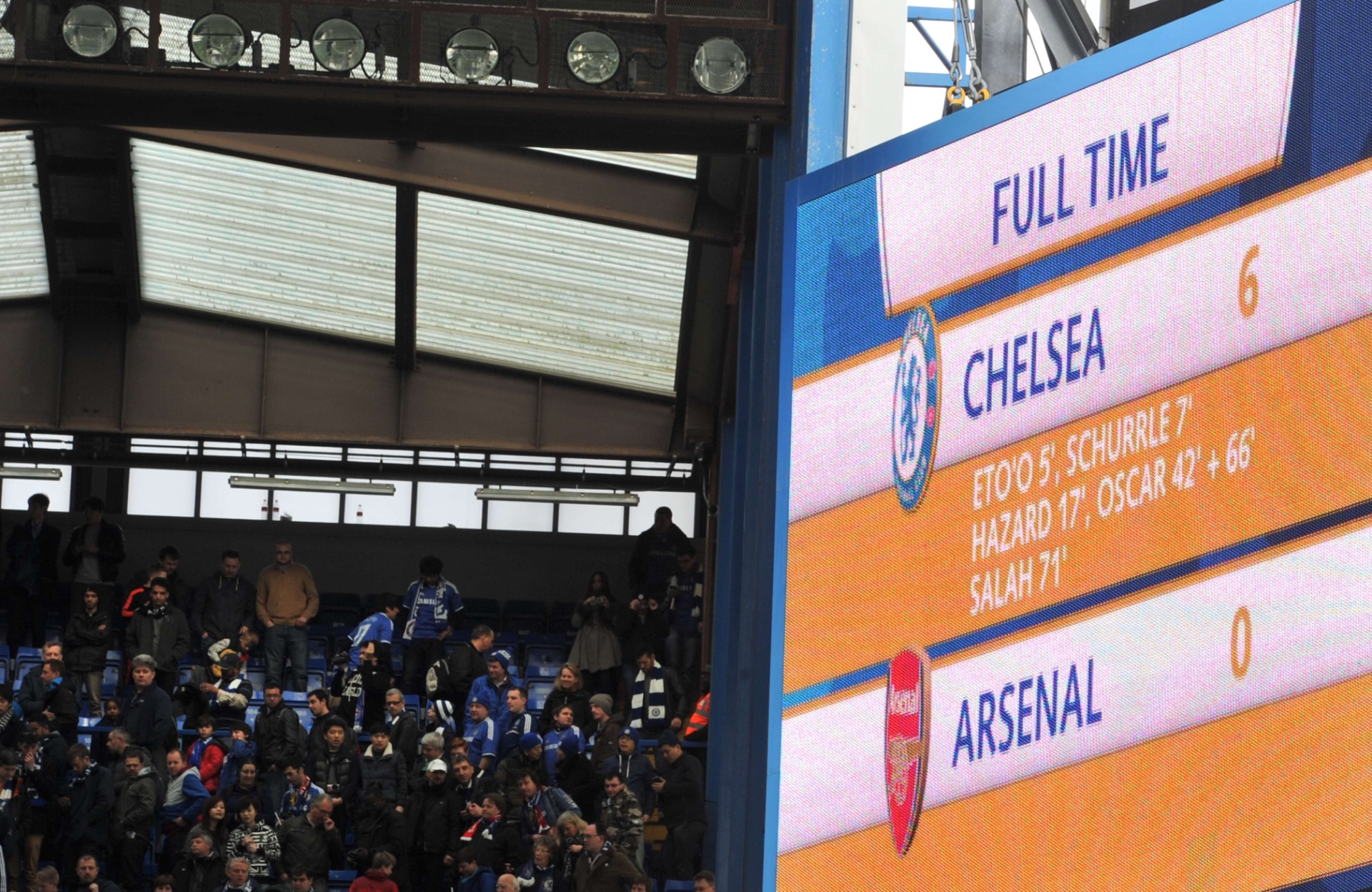 22.03.2014 - Foi a maior goleada do Chelsea em confrontos sobre o Arsenal na história, e igualou a maior diferença de gols sofrida por Wenger no comando dos Gunners - AFP PHOTO / GLYN KIRK