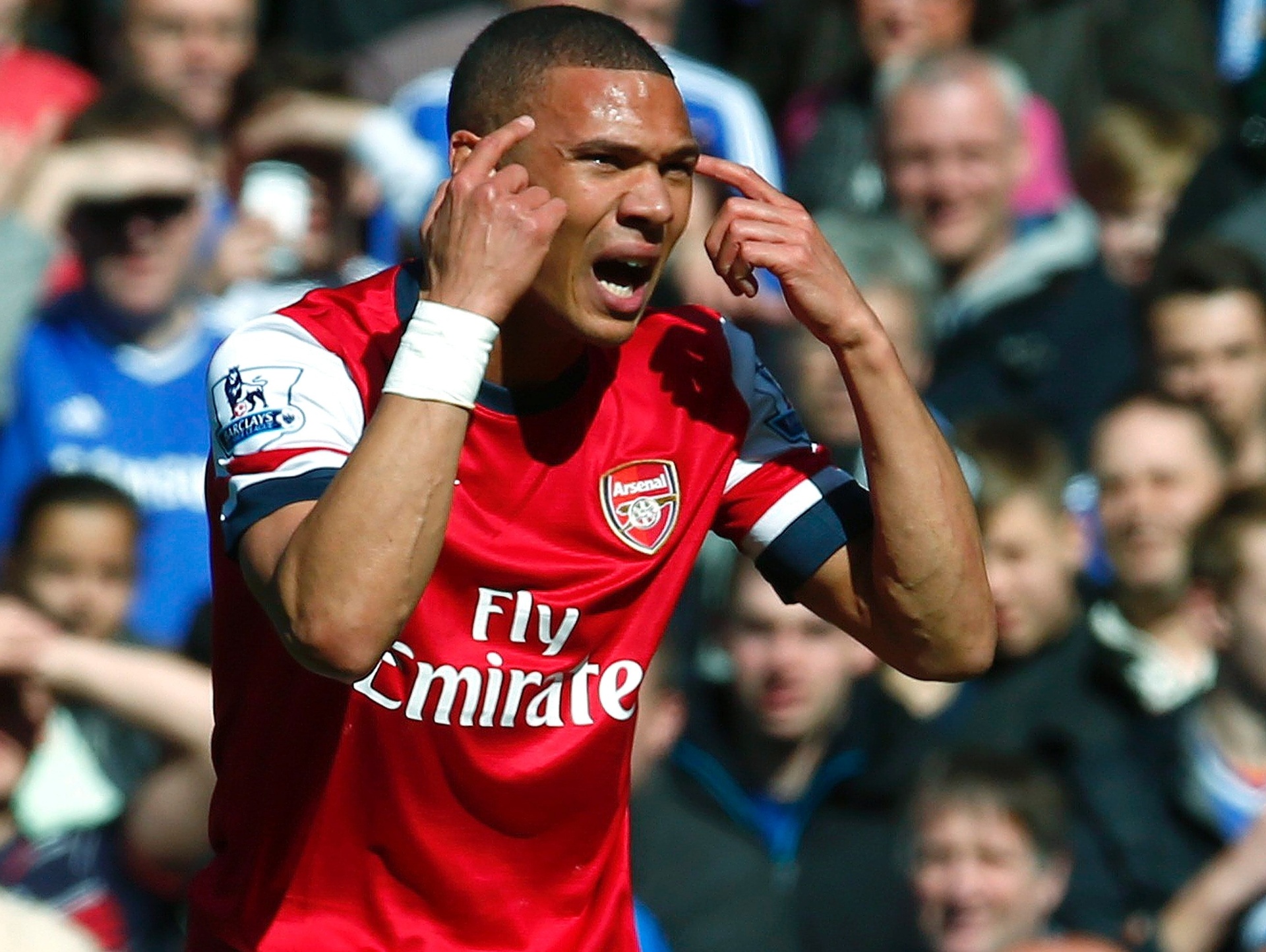 22.03.2014 - Gibbs, do Arsenal, fica descontrolado após ser expulso de maneira equivocada no clássico contra o Chelsea - REUTERS/Eddie Keogh