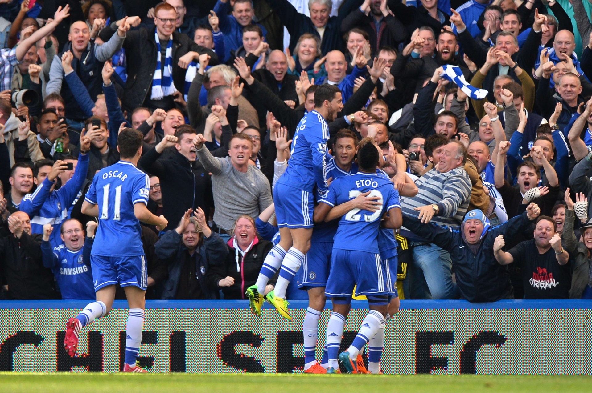 22.03.2014 - Jogadores do Chelsea comemoram um dos gols contra o Arsenal. Time de José Mourinho abriu 3 a 0 com quinze minutos de jogo - AFP PHOTO / BEN STANSALL