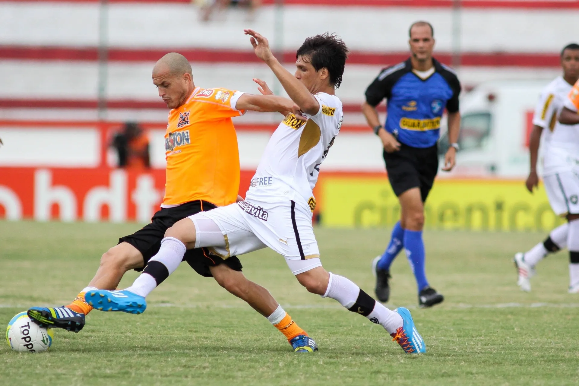 22.mar.2014 - Atacante do Botafogo, Zeballos tenta roubar a bola de jogador do Nova Iguaçu durante duelo válido pelo Campeonato Carioca - Luciano Belford/SSPress