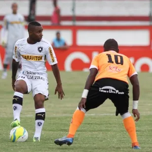 22.mar.2014 - Dedé domina a bola para o Botafogo na partida contra o Nova Iguaçu disputada no Estádio de Moça Bonita - Luciano Belford/SSPress