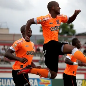 22.mar.2014 - Dieguinho comemora após marcar para o Nova Iguaçu na partida contra o Botafogo no Moça Bonita - Bernardo Gleizer/NIFC